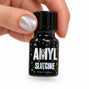 Poppers Amyl Slutcore 10 ml, formule au nitrite d’amyle dans un petit flacon noir au design holographique Slutcore.