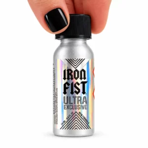 Poppers Iron Fist Ultra Exclusive 24 ml, formule à base d’amyle dans un grand flacon aluminium argenté, accompagné de son étui premium.