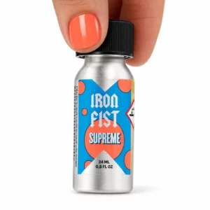 Poppers Iron Fist Supreme 24 ml, formule associant pentyle et butanol dans un grand flacon aluminium argenté au design bleu et corail.
